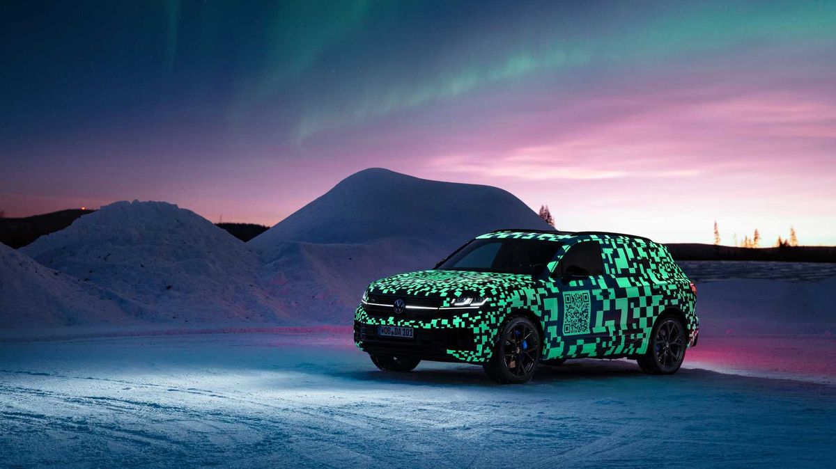 VW Touareg dopo il restyling: il logo luminoso sul bagagliaio e un design più moderno attireranno i clienti